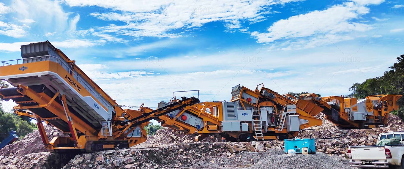 AIMIX crawler mobile crusher working in the quarry