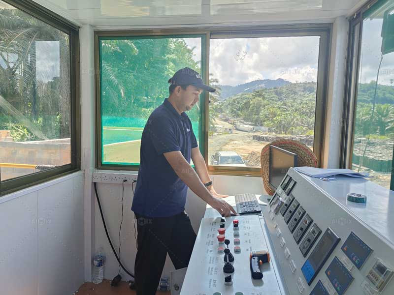 AIMIX engineer adjust the asphalt equipment