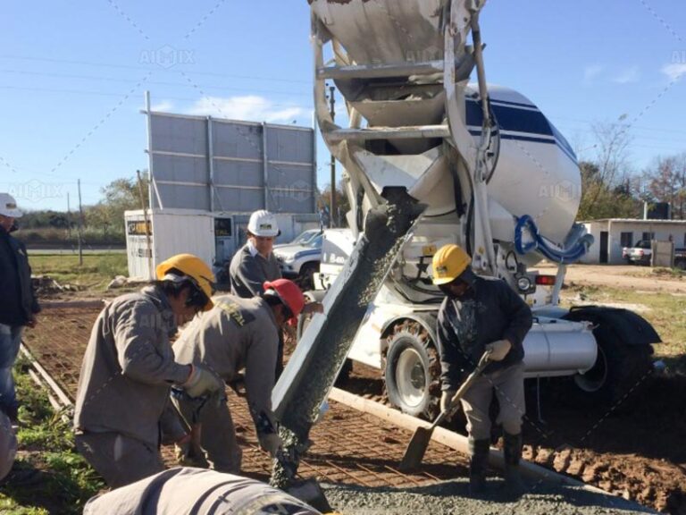 AS-3.5 self-loading mixer pouring foundation