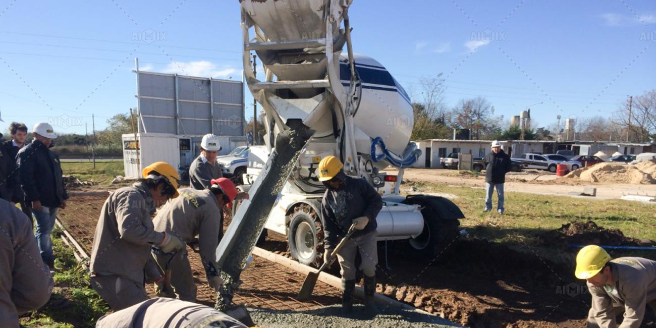 AS-3.5 self-loading mixer pouring foundations in Philippine