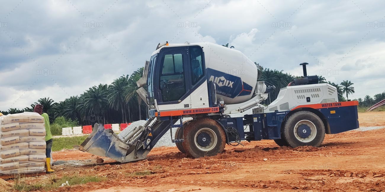 AS-4.0 self-loading mixer producing concrete