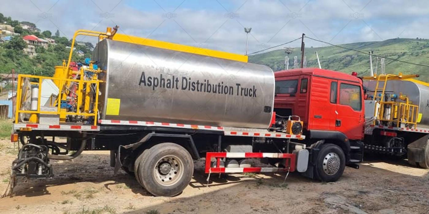 asphalt distribution truck for road construction