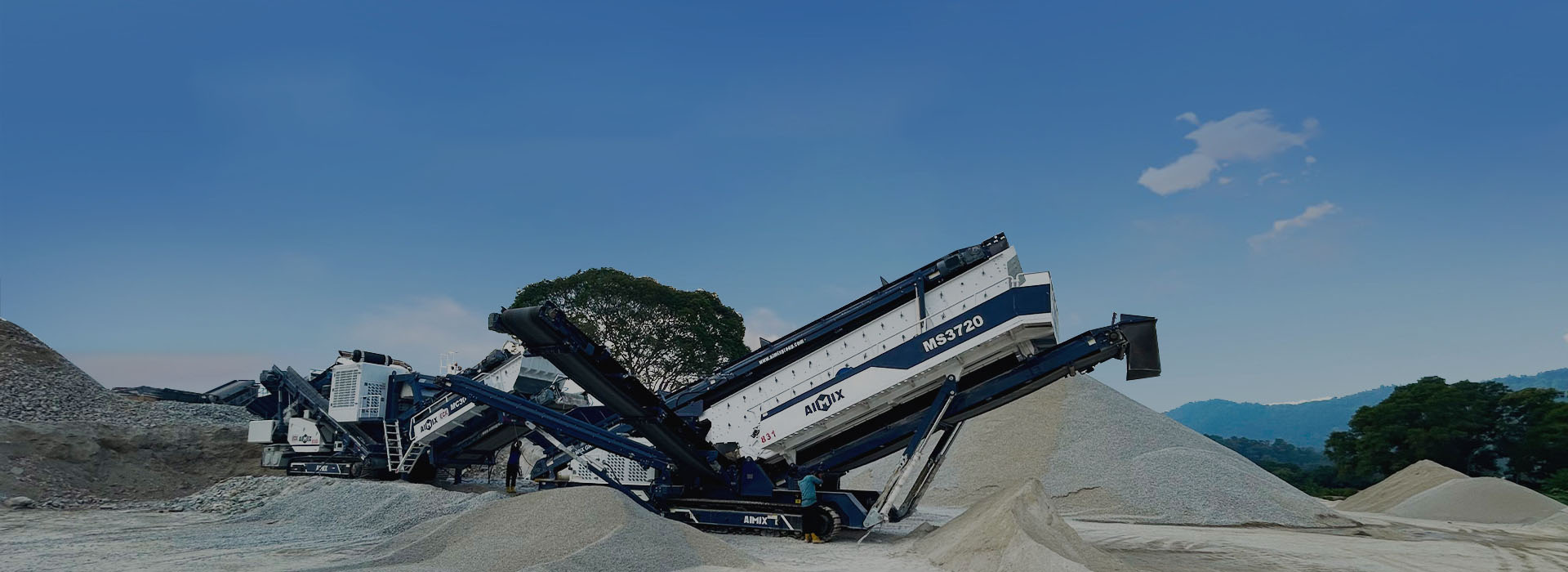 crawler type stone crushing plant operation