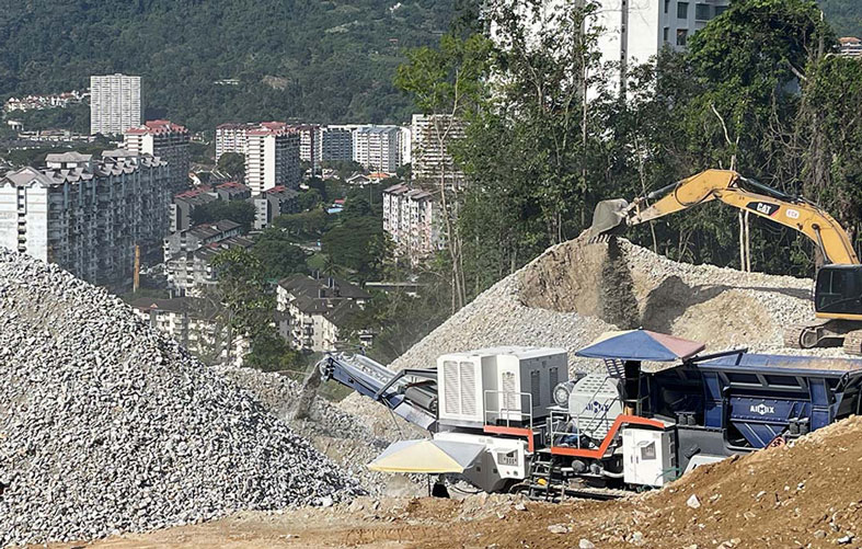tracked jaw crushing machine for road construction project