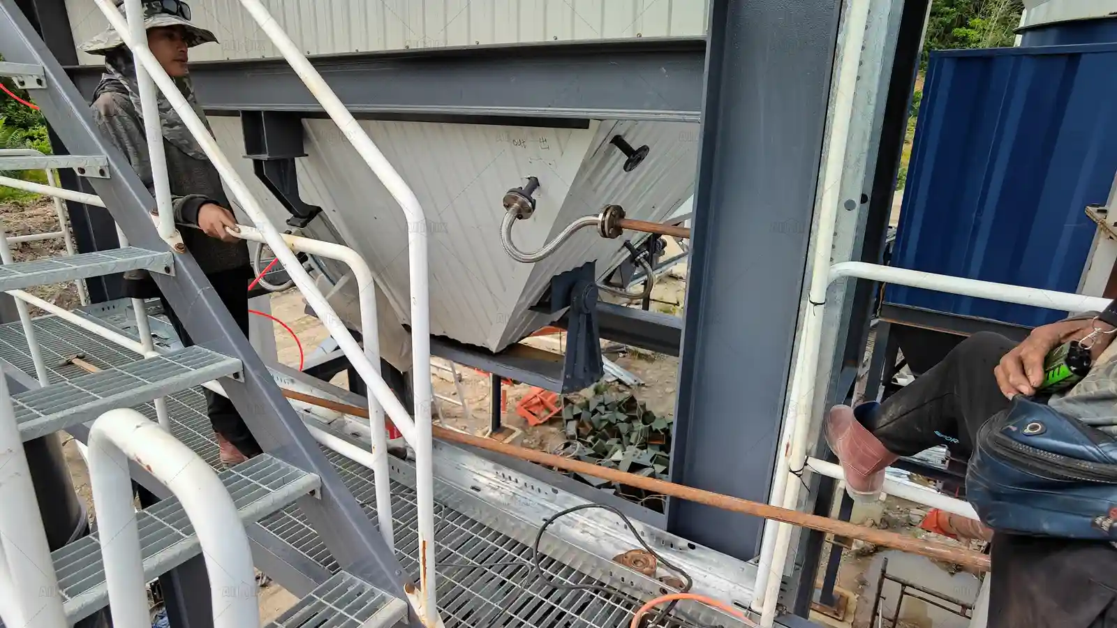 Install the Mixing and Discharge System of Asphalt Plant