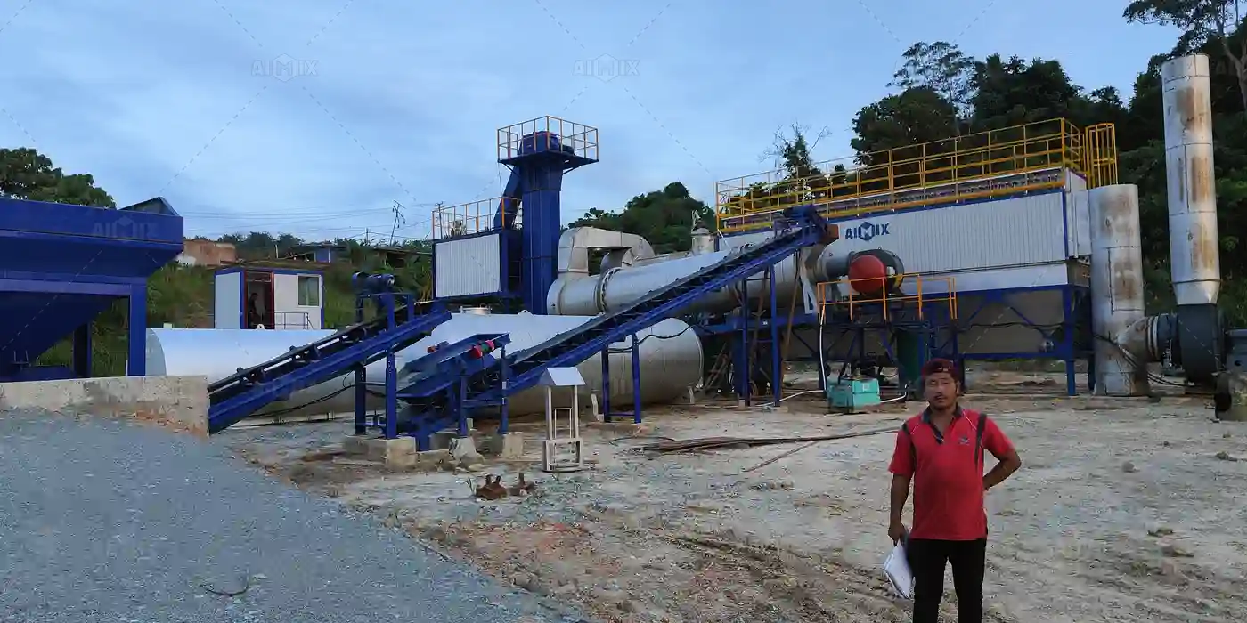 Planta mezcladora de asfalto estacionaria de tambor de 120 TPH para la construcción de carreteras rurales en Sabah, Malasia.