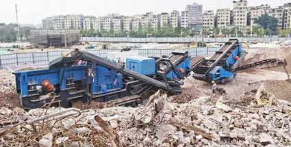 Impact stone crusher for recycling construction waste